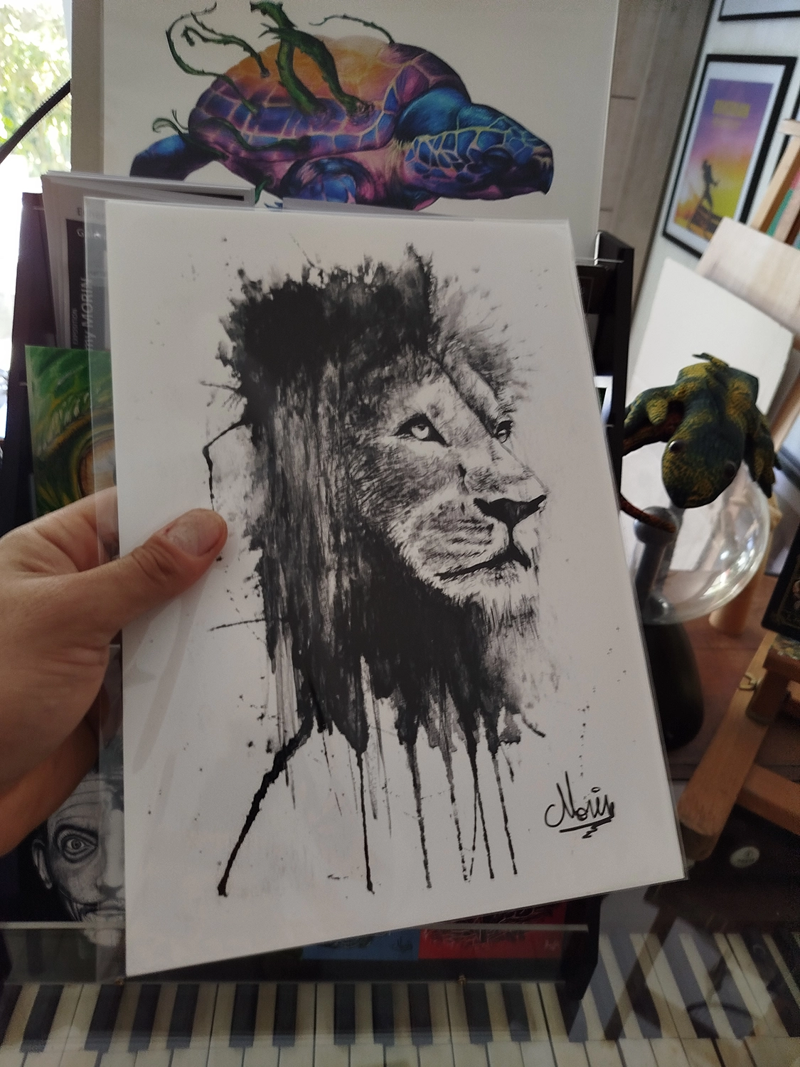 Tirage d'art limité représentant un lion, emballé et tenu en main